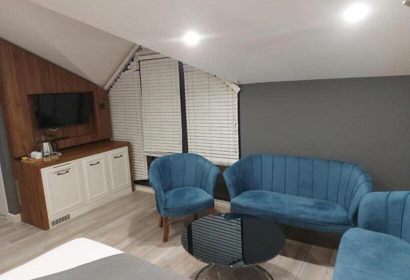 Deluxe Suite King Bed, White Golden Suite