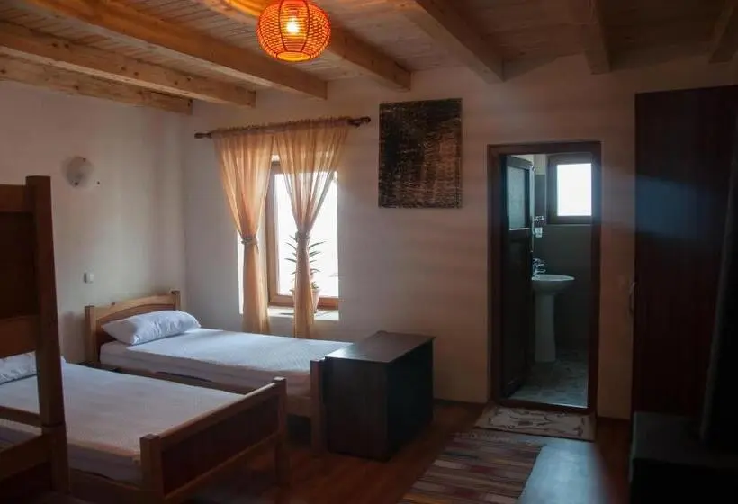 اتاق استاندارد چهار تخته, Aste Guesthouse