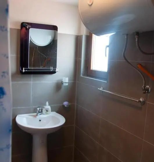 اتاق استاندارد چهار تخته, Aste Guesthouse
