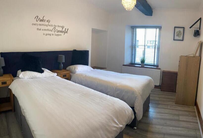 Talo 2 Makuuhuonetta, Crown And Cushion Appleby