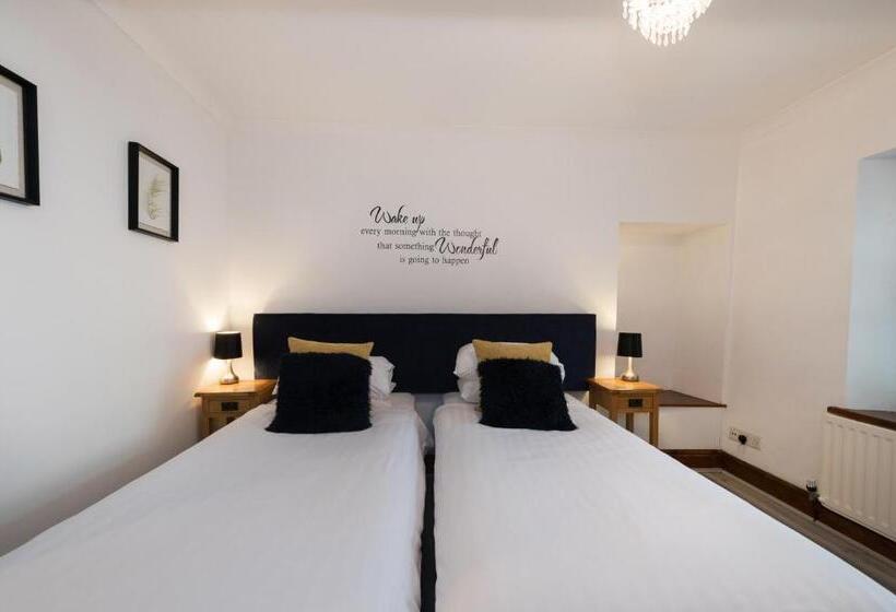 Talo 2 Makuuhuonetta, Crown And Cushion Appleby
