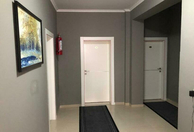 חדר סטנדרט לשלושה, Primavera