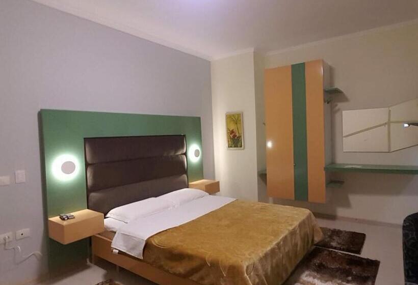 חדר סטנדרט לשלושה, Primavera