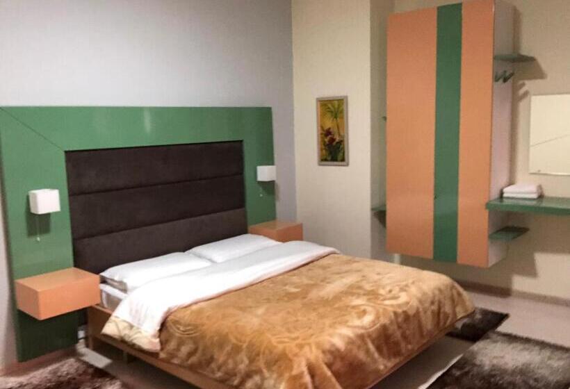 חדר סטנדרט לשלושה, Primavera