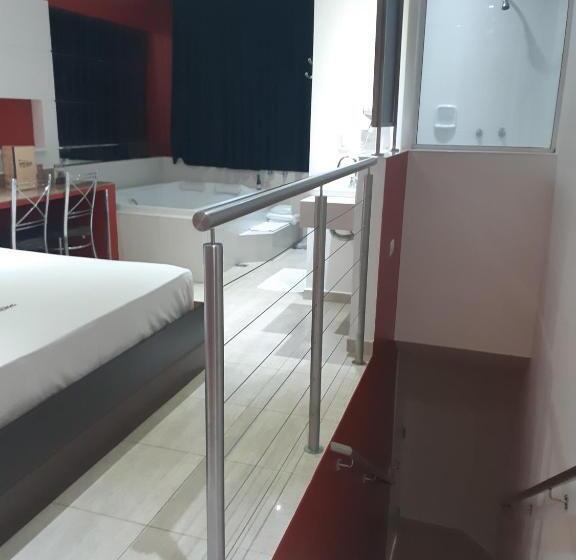 Jakuzili Standart Oda, Impulse Motel