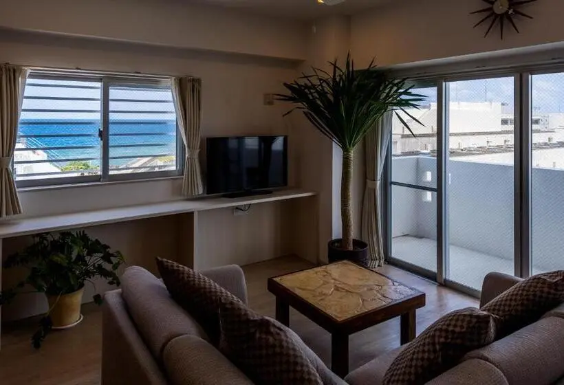 Huoneisto 3 Makuuhuonetta, Minato Chatan Seaside Condominium