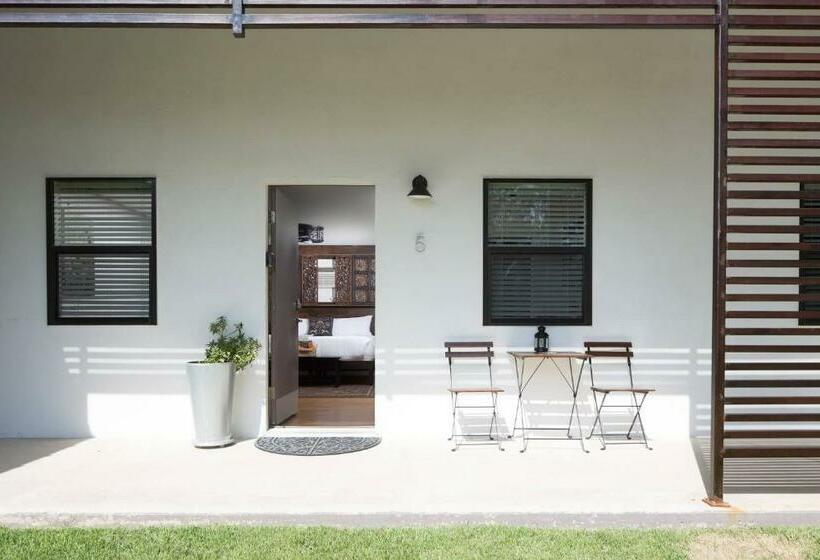 스탠다드 스튜디오 킹침대, Flora And Fauna