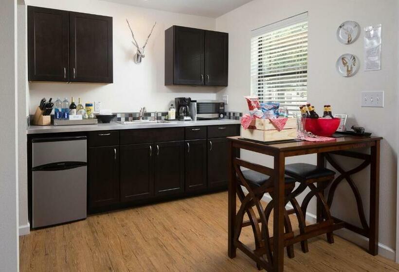 스탠다드 스튜디오 킹침대, Flora And Fauna