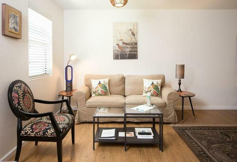 스탠다드 스튜디오 킹침대, Flora And Fauna