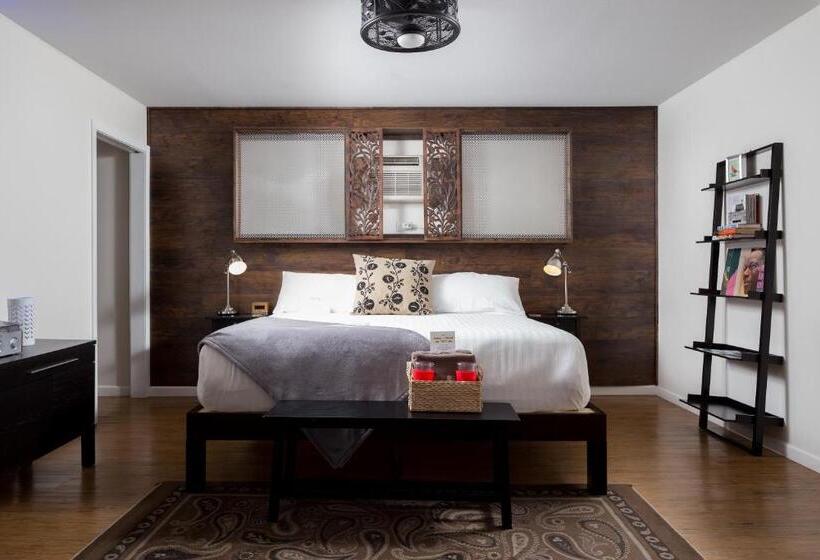 스탠다드 스튜디오 풀장 전망, Flora And Fauna