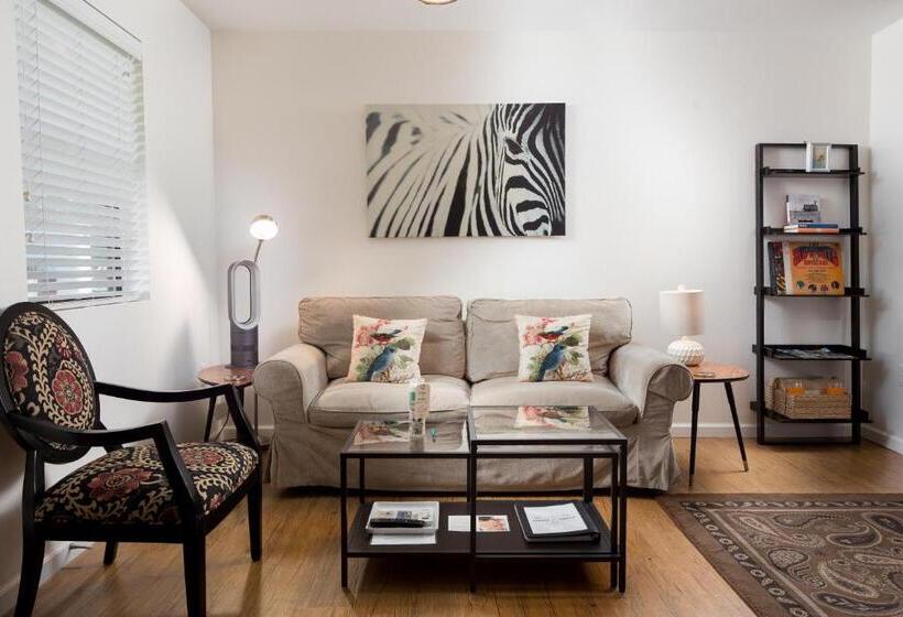 디럭스 스튜디오, Flora And Fauna