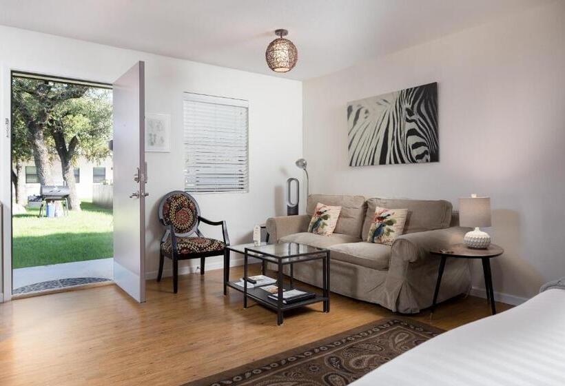 디럭스 스튜디오, Flora And Fauna