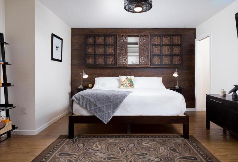 디럭스 스튜디오, Flora And Fauna