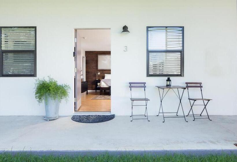 디럭스 스튜디오, Flora And Fauna