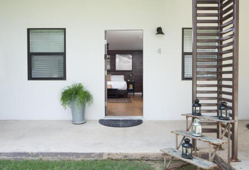 스탠다드 스튜디오 킹침대, Flora And Fauna