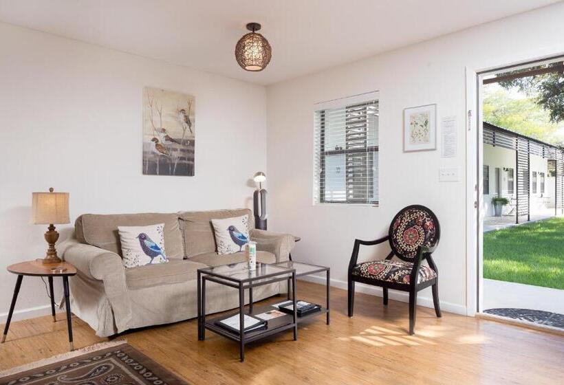 디럭스 스튜디오, Flora And Fauna