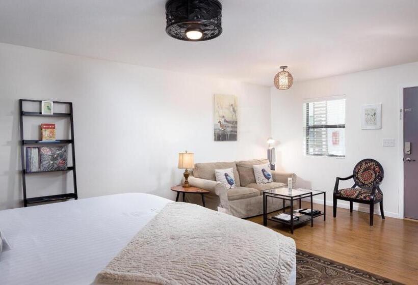 디럭스 스튜디오, Flora And Fauna