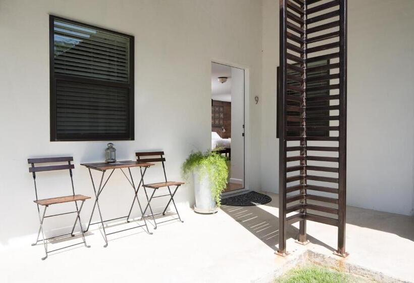 스탠다드 스튜디오, Flora And Fauna