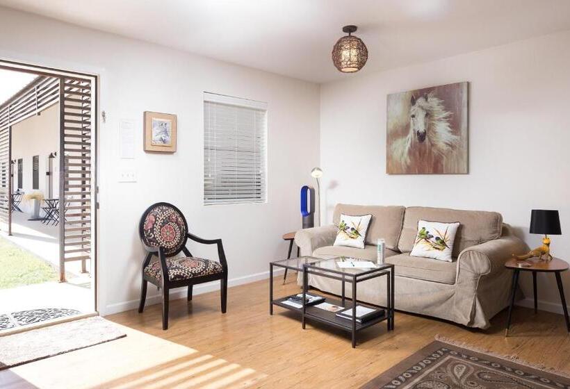 스탠다드 스튜디오 정원 전망, Flora And Fauna