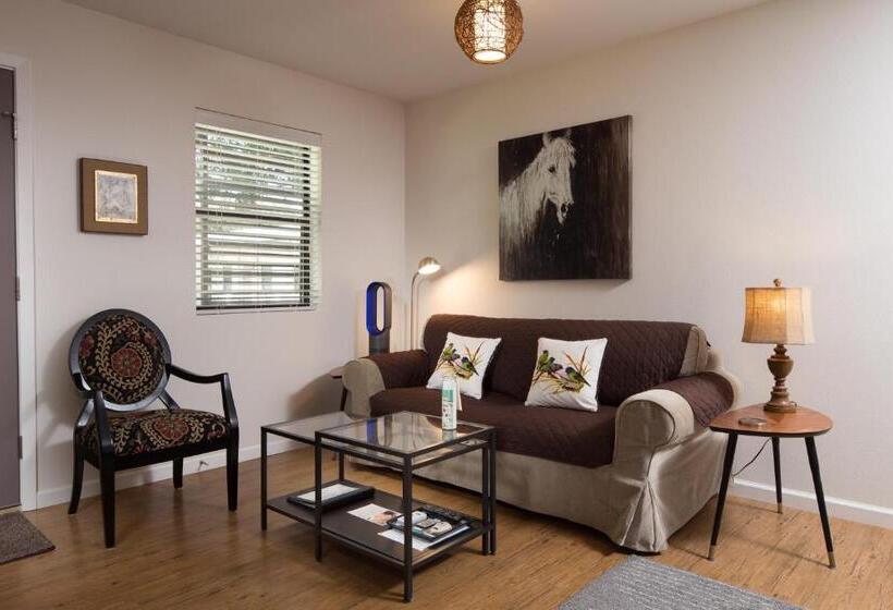 수피리어 스튜디오, Flora And Fauna