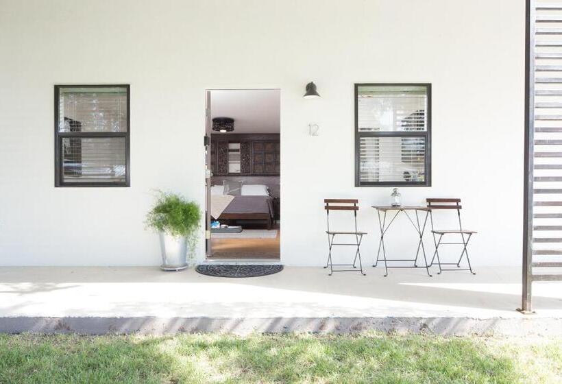 수피리어 스튜디오, Flora And Fauna