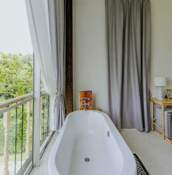 סוויטה דלוקס, White Wall Riverfront