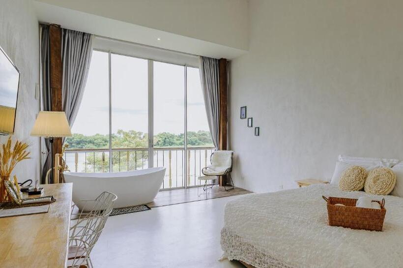 סוויטה אקזקיוטיב, White Wall Riverfront