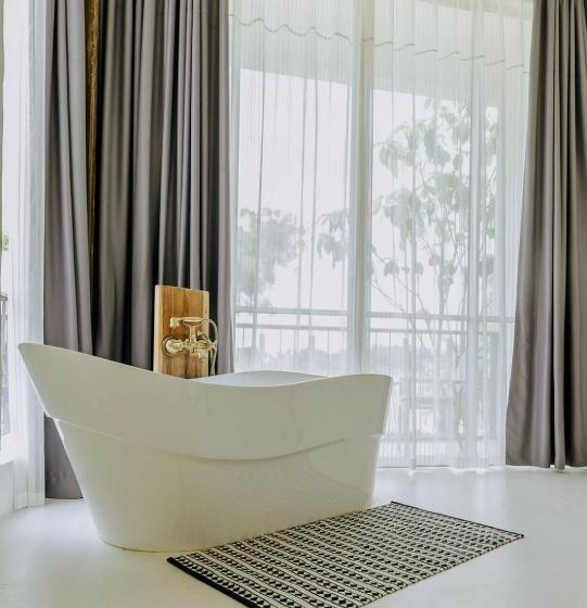 סוויטה אקזקיוטיב, White Wall Riverfront