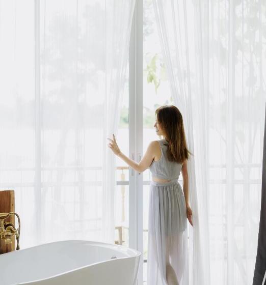 חדר בסיסי, White Wall Riverfront