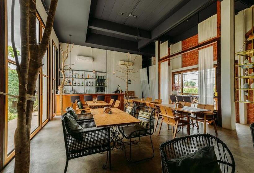 חדר בסיסי, White Wall Riverfront