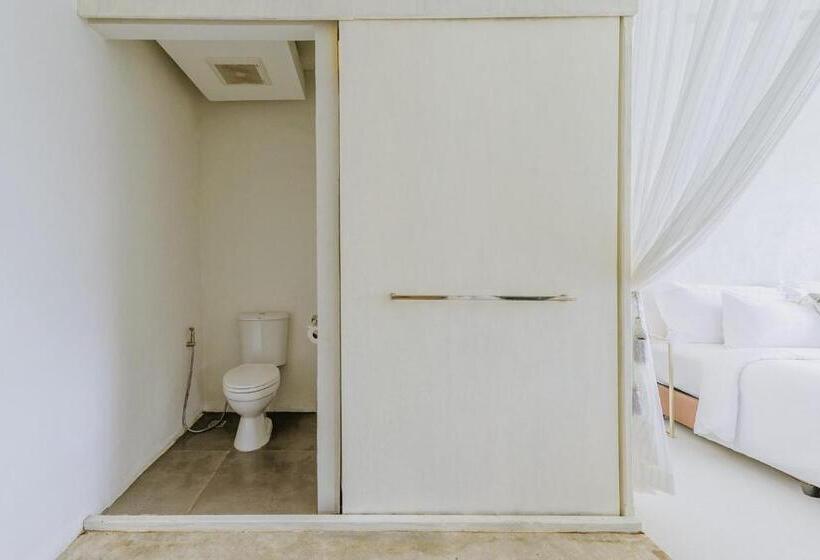 חדר בסיסי, White Wall Riverfront