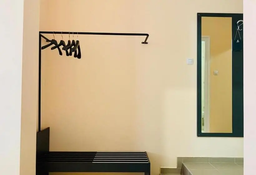 اتاق خانوادگی, Agora Studios