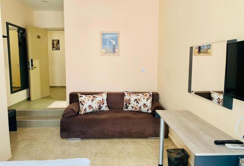 Aile Odası, Agora Studios