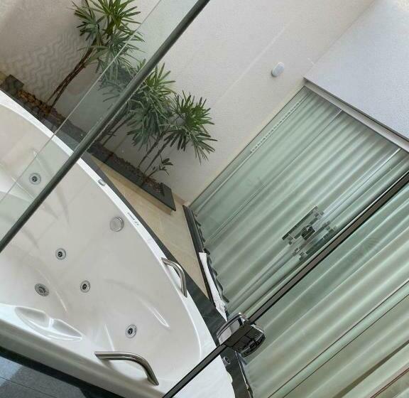 جناح ديلوكس, Rossi