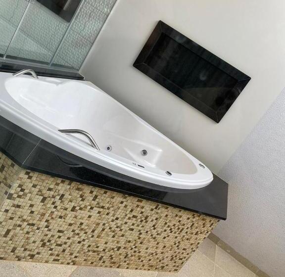 جناح ديلوكس, Rossi