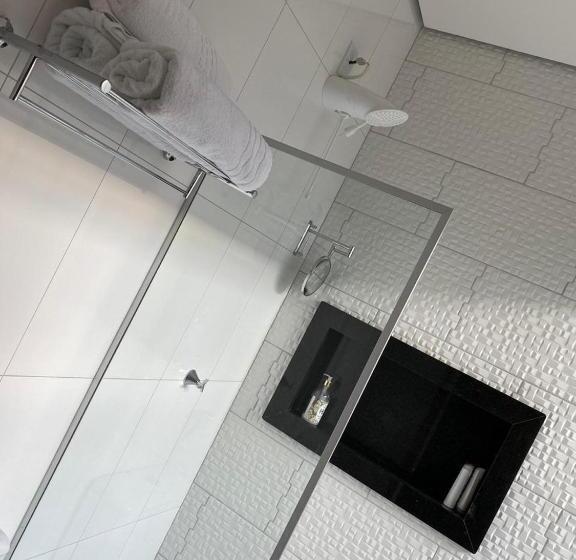 جناح ديلوكس, Rossi