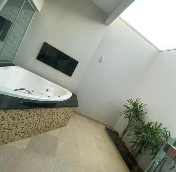 جناح ديلوكس, Rossi