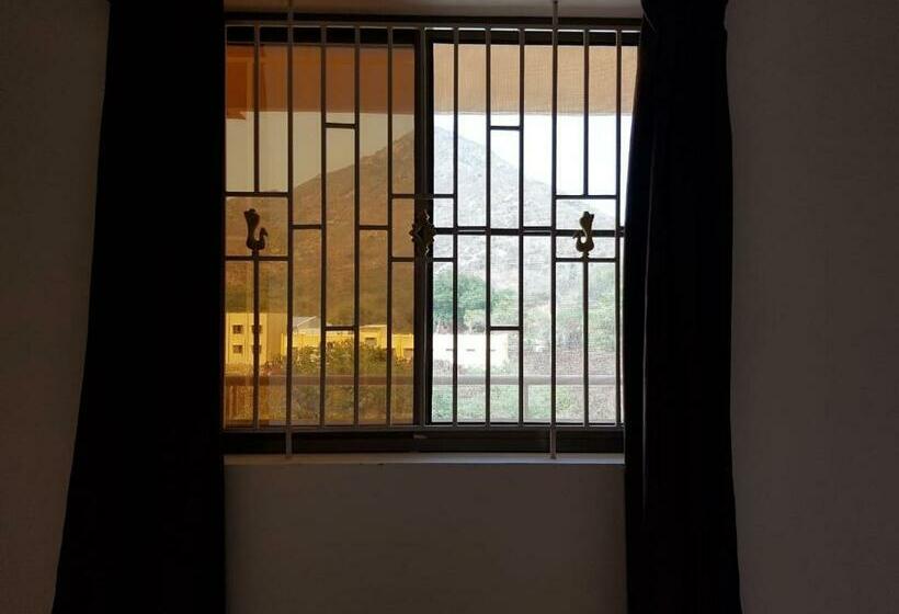 غرفة أساسية, Siva Giri Homes