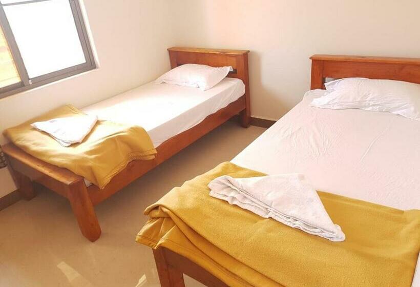 غرفة أساسية, Siva Giri Homes