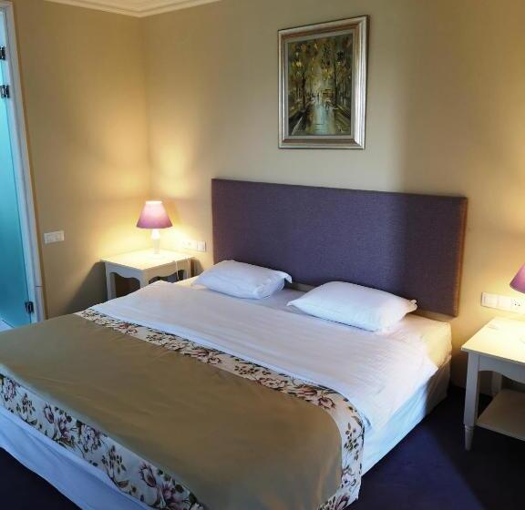 Номер Deluxe, Parish