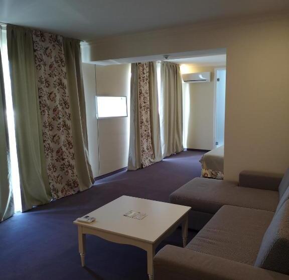 Полулюкс Повышенной Комфортности, Parish