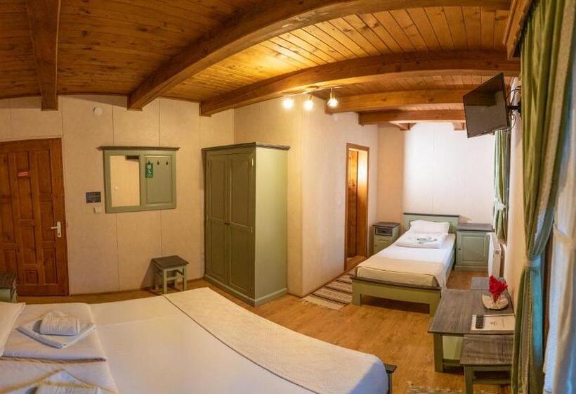 חדר סטנדרט לשלושה עם מרפסת, Pensiunea Vanatorul