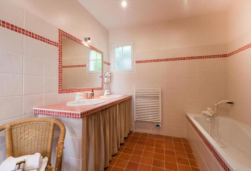 غرفة قياسية, Domaine De La Combotte