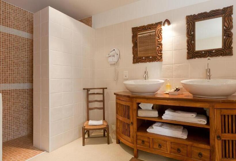 غرفة قياسية رباعية, Domaine De La Combotte