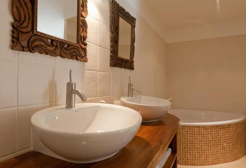 غرفة قياسية رباعية, Domaine De La Combotte