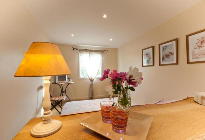 غرفة قياسية, Domaine De La Combotte