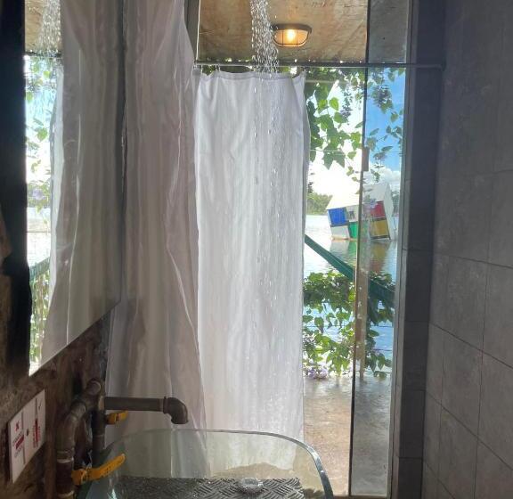 اتاق استاندارد با چشم‌انداز دریاچه, La Wayaba