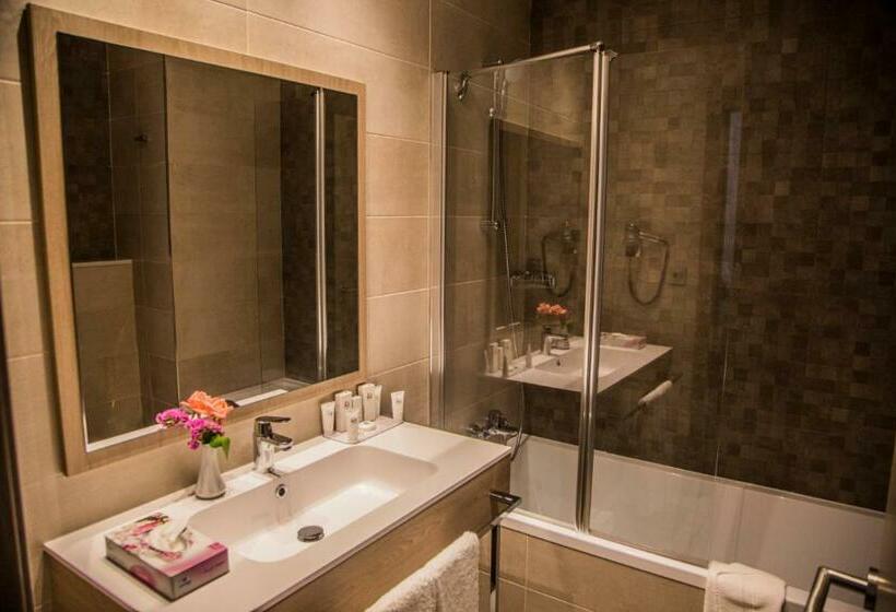 اتاق لوکس با بالکن و چشم‌انداز دریا, Az Hôtels Zephyr