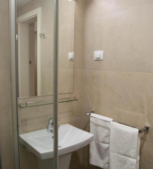 标准三人间, Fidelitas