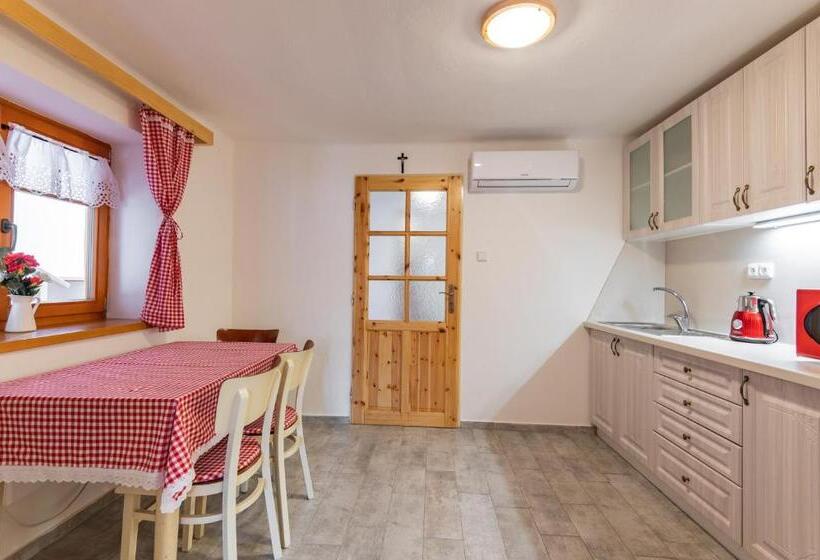 דירת חדר, Penzion Hluk